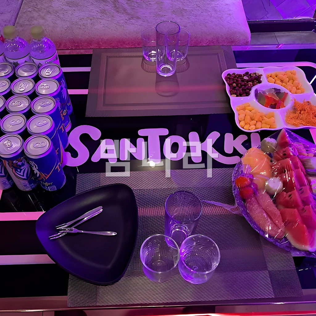 호치민 산토끼 가라오케 화려한 조명의 룸 전경