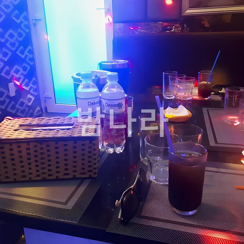 호치민 산토끼 가라오케 금색 조명과 무대 공간