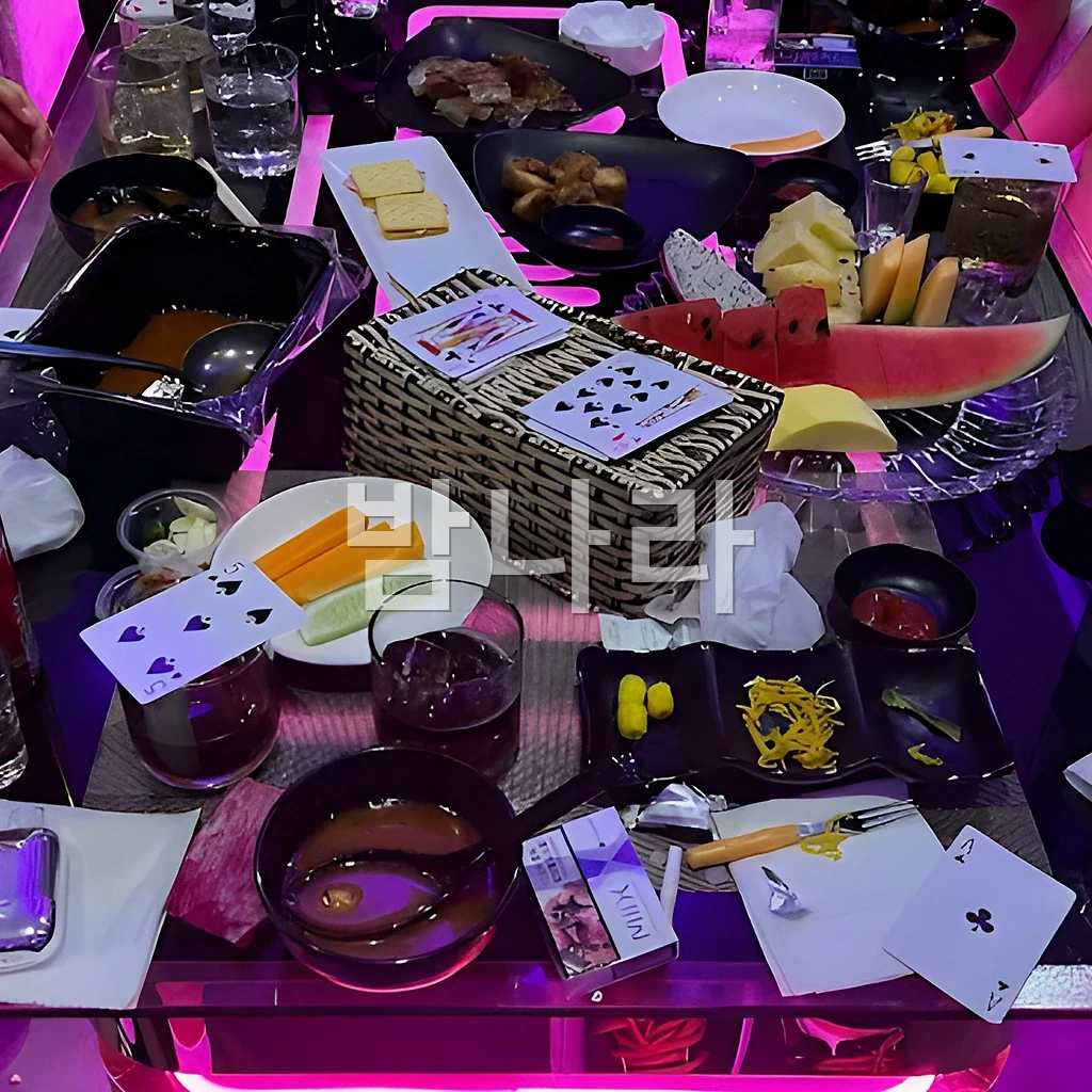 호치민 산토끼 가라오케 테이블 세팅과 주류 구성