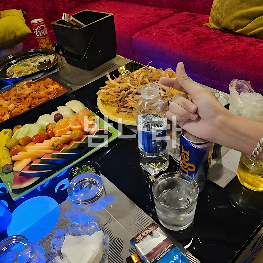 호치민 썬 가라오케 입구와 내관 분위기