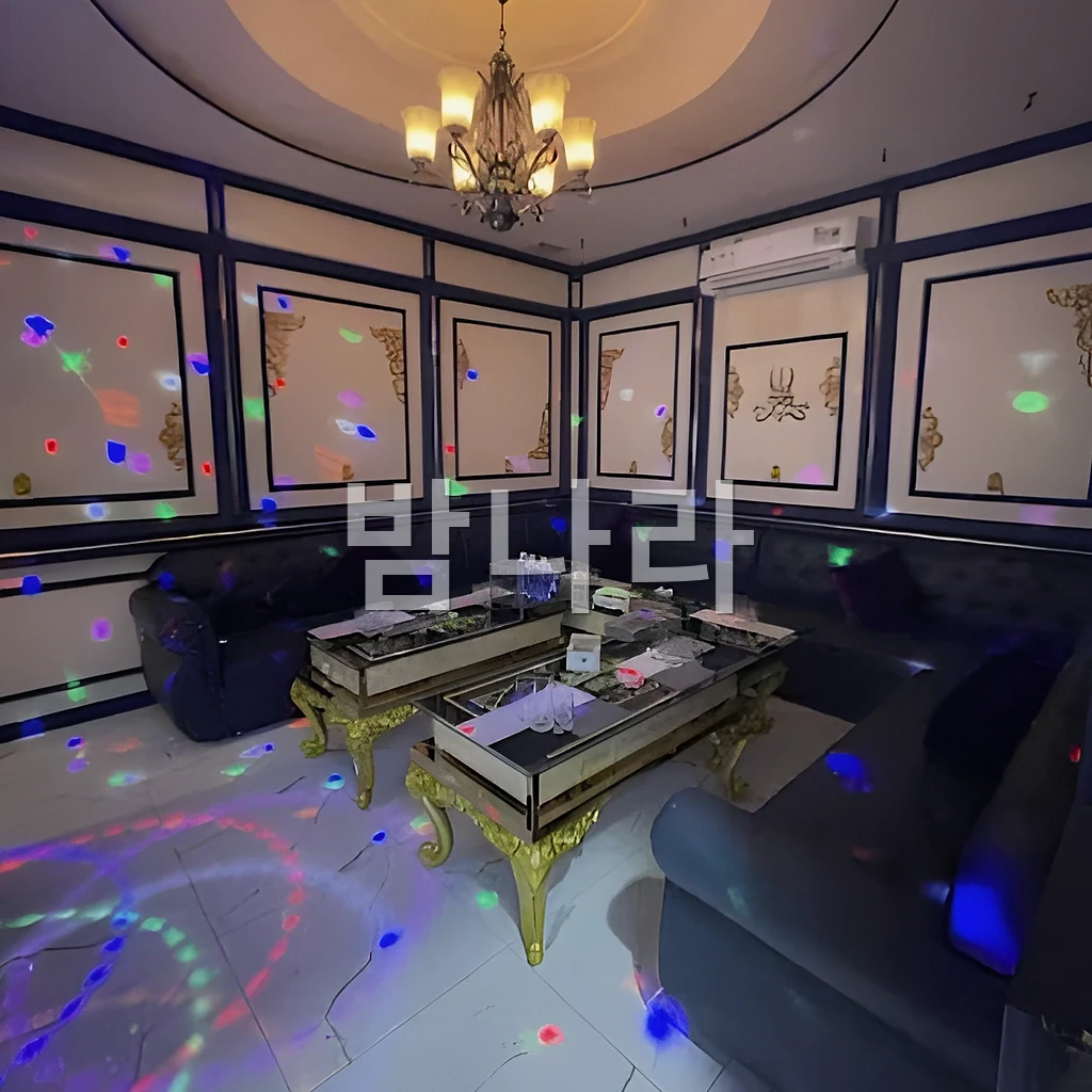 호치민 더원 가라오케 노래 화면과 마이크가 준비된 룸 전경