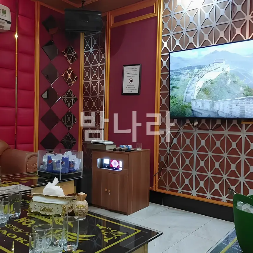 호치민 더원 가라오케 일행이 노래하는 룸의 야간 조명