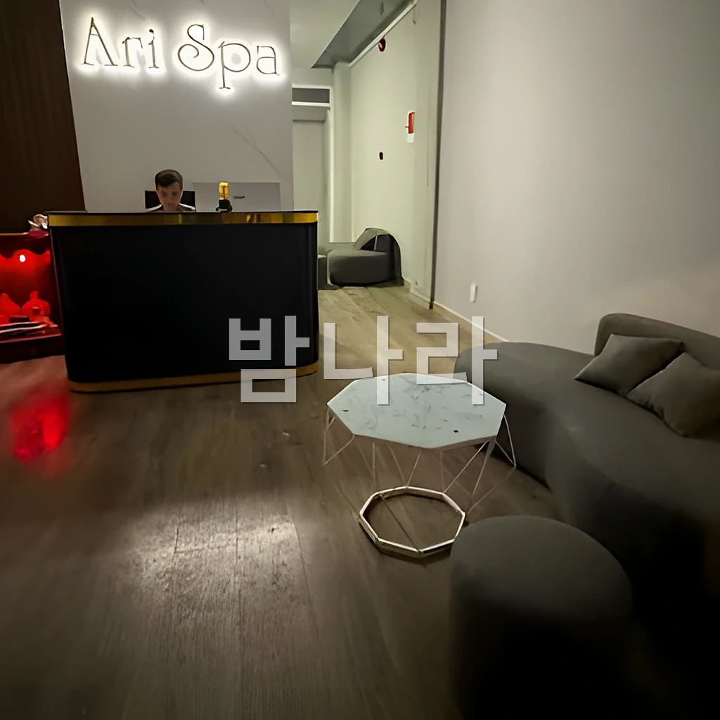호치민 아리 스파 입구와 안내 데스크 분위기