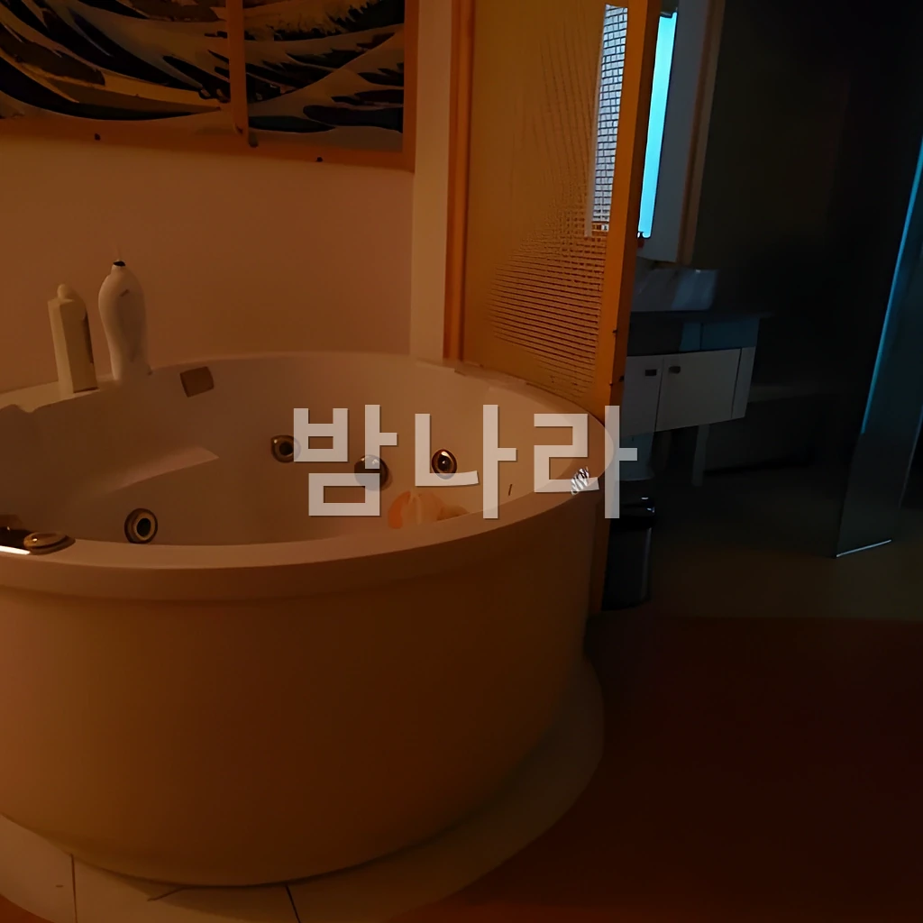 호치민 린체리 스파 개별 관리룸 베드와 조명