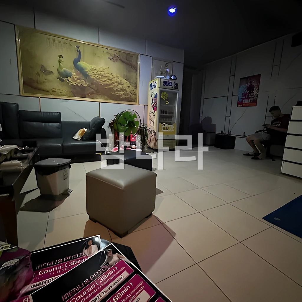 호치민 딸기 마사지 푸미흥 매장 입구와 간판