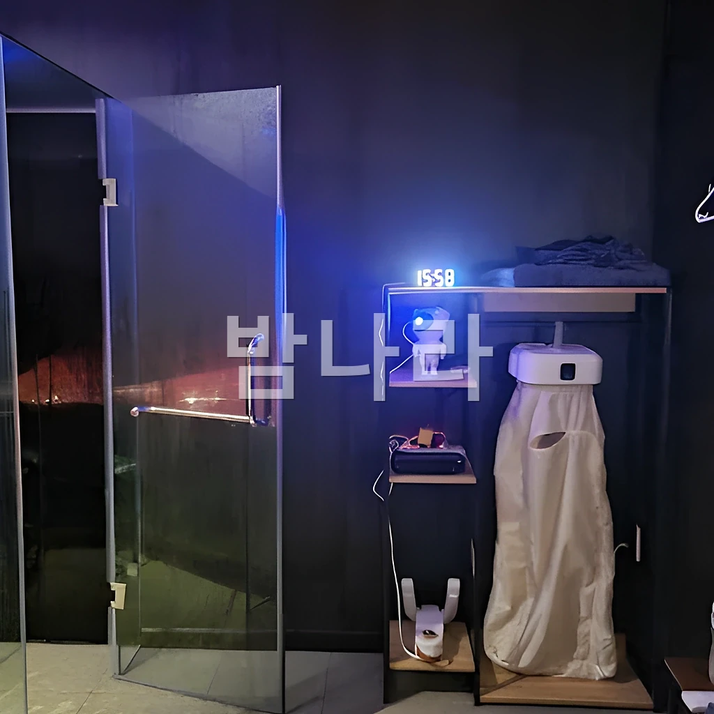 호치민 슈퍼맨 마사지 관리룸 내부와 베드