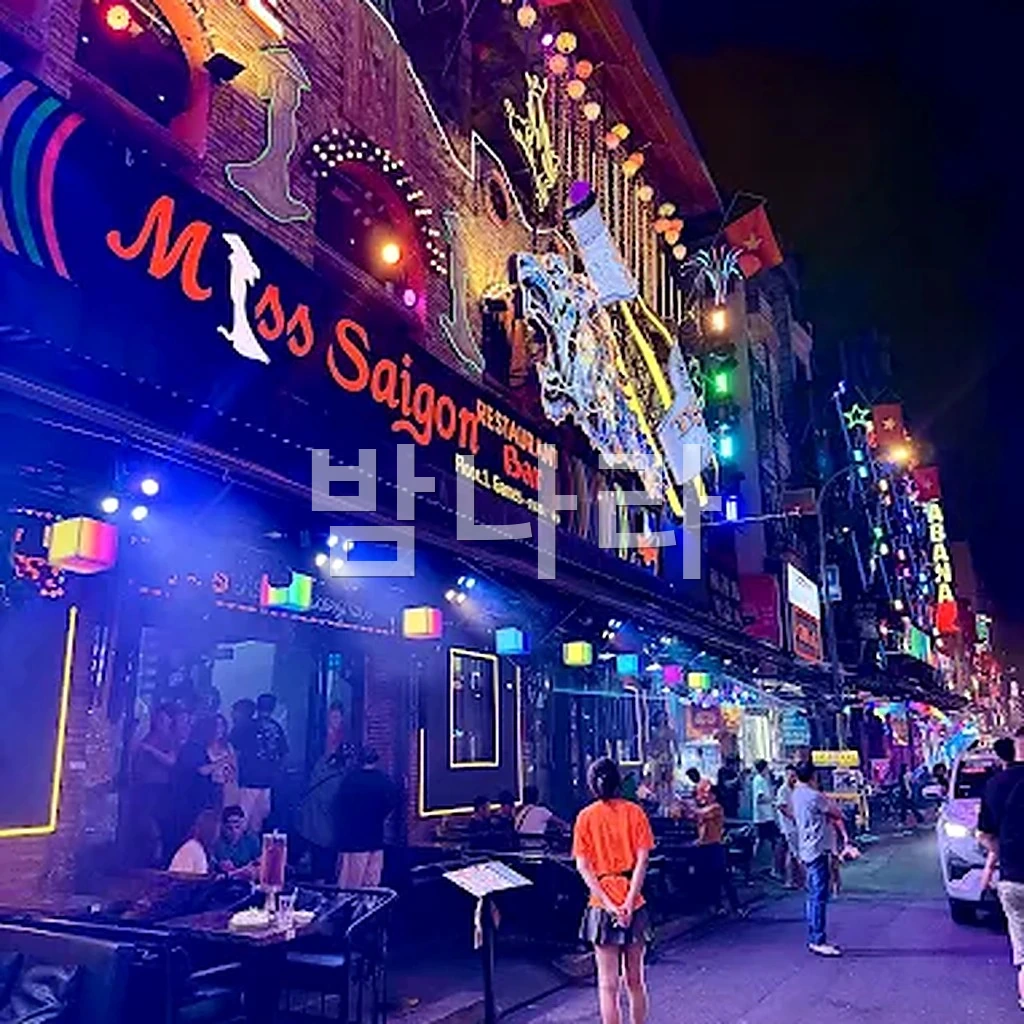 호치민 부이비엔 워킹스트릿 클럽 앞 인파와 화려한 조명