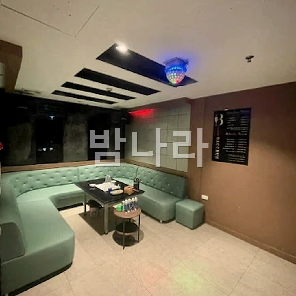 하노이 박카스 가라오케 화려한 조명의 룸 전경