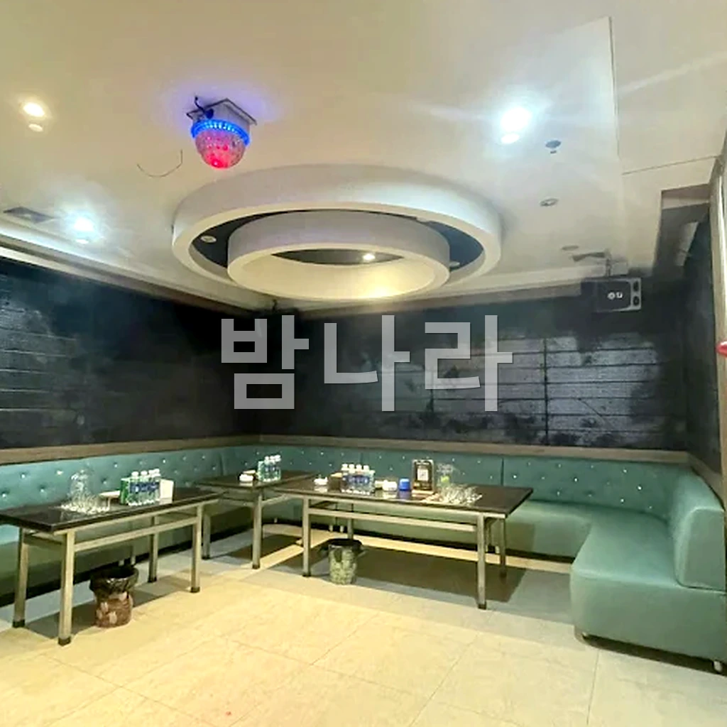 하노이 박카스 가라오케 룸 인테리어와 좌석 배치