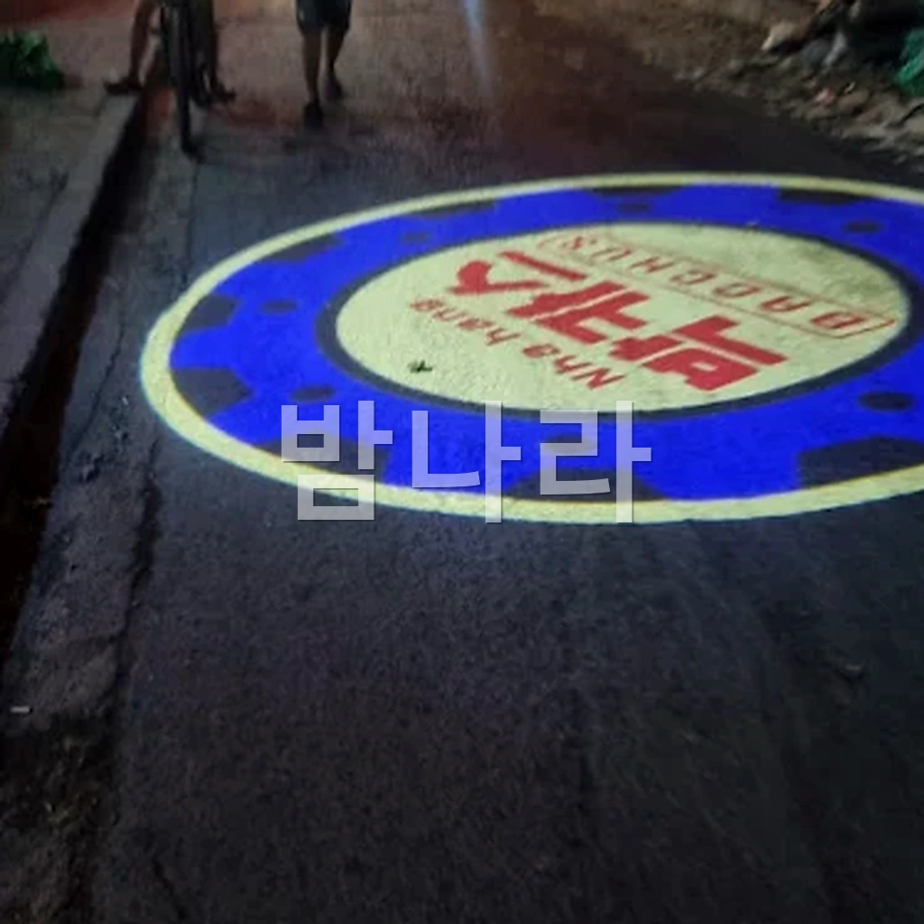 하노이 박카스 가라오케 넓은 룸과 무대 공간