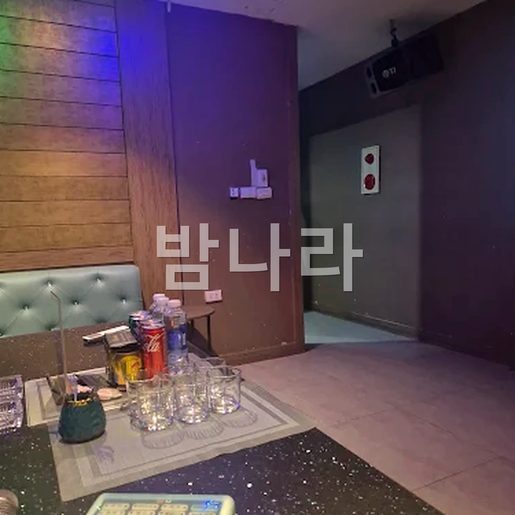 하노이 박카스 가라오케 입구와 내관 분위기