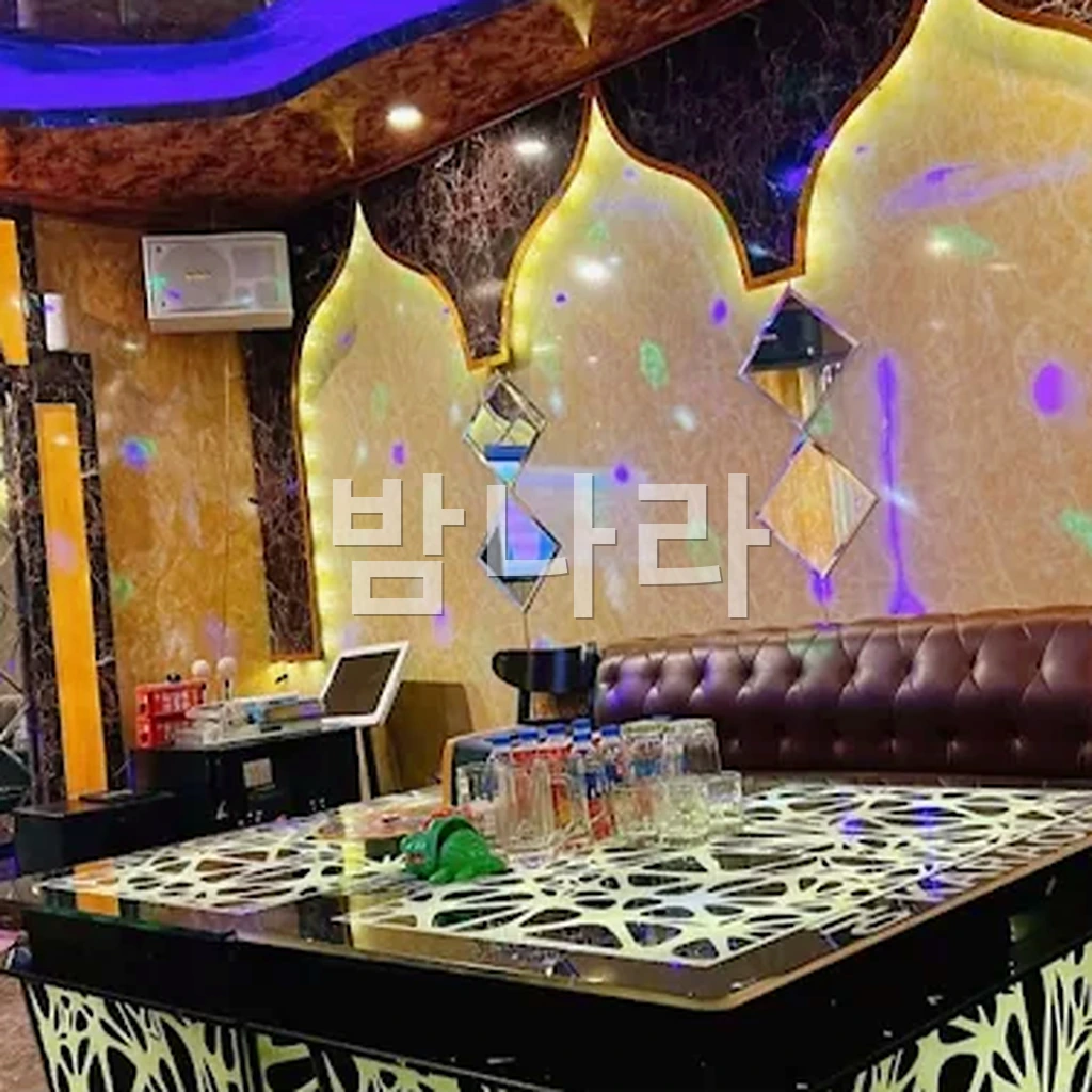 하노이 궁 가라오케 테이블 세팅과 맥주 소주 안주 구성