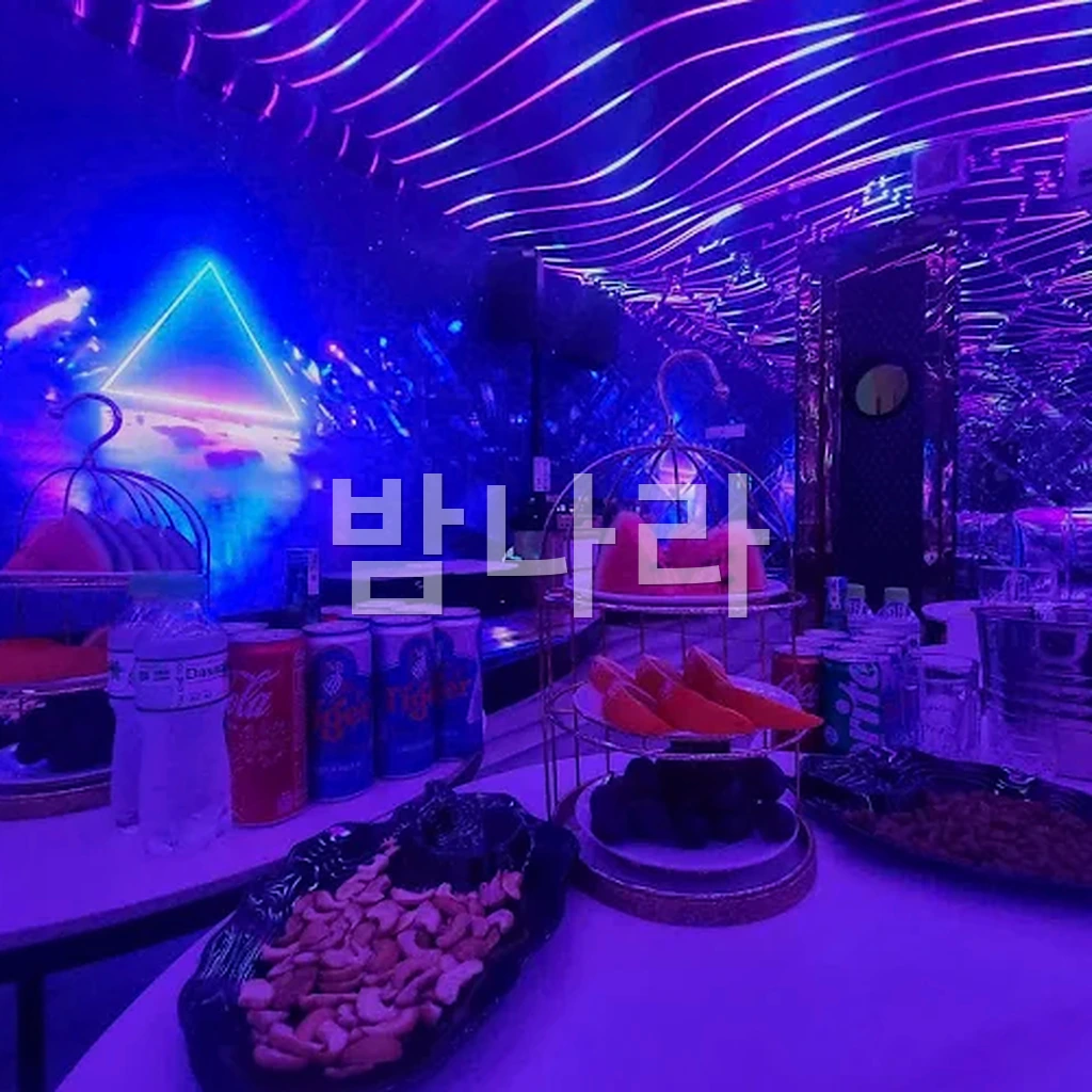 하노이 호박 셔츠룸 테이블 세팅과 주류 안주