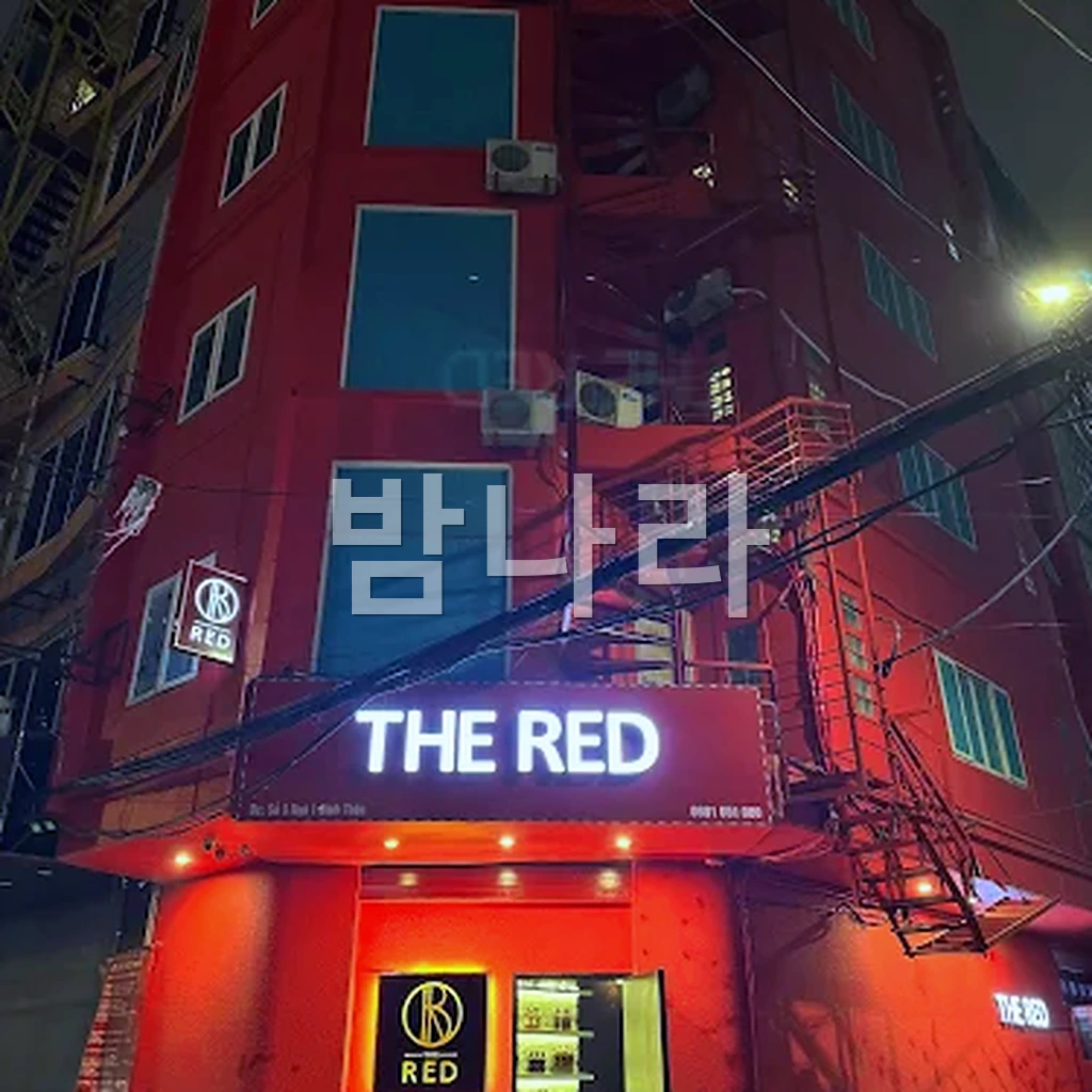 하노이 레드 가라오케 룸 조명과 대형 화면
