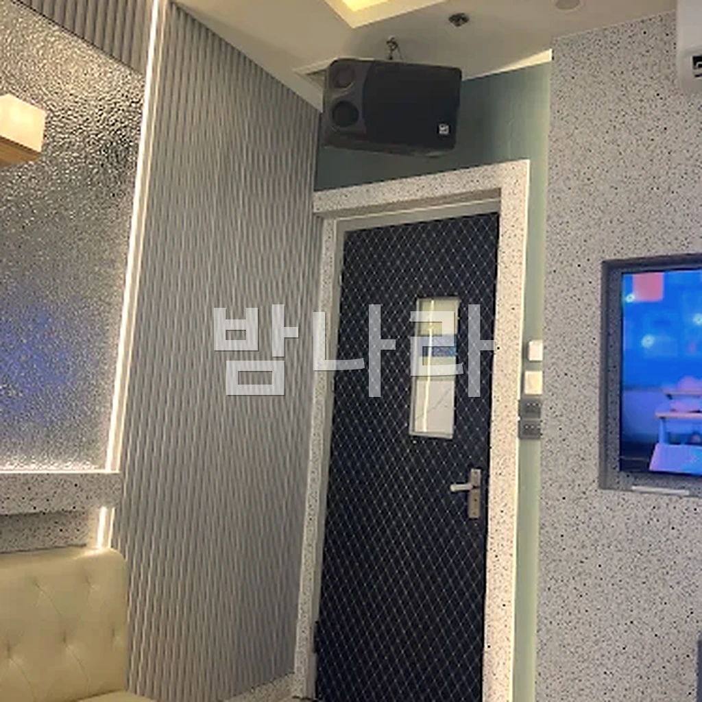 하노이 발렌타인 가라오케 룸 화면과 마이크 세팅