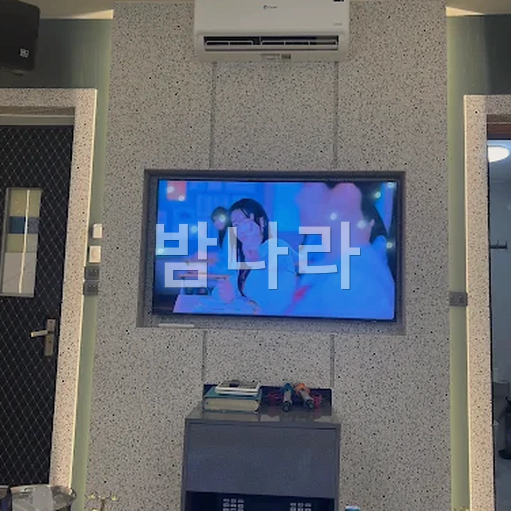 하노이 발렌타인 가라오케 테이블의 맥주와 기본 안주