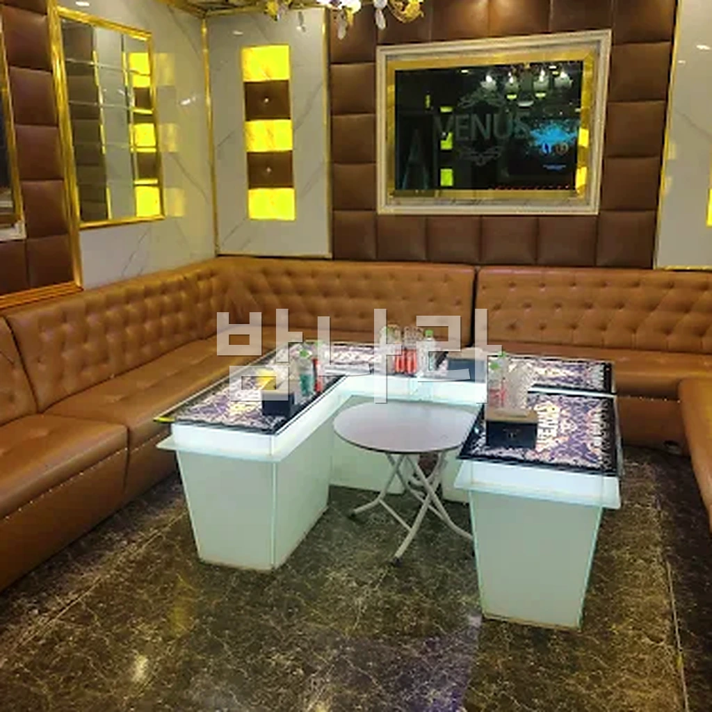 하노이 비너스 가라오케 복도와 룸 입구 안내