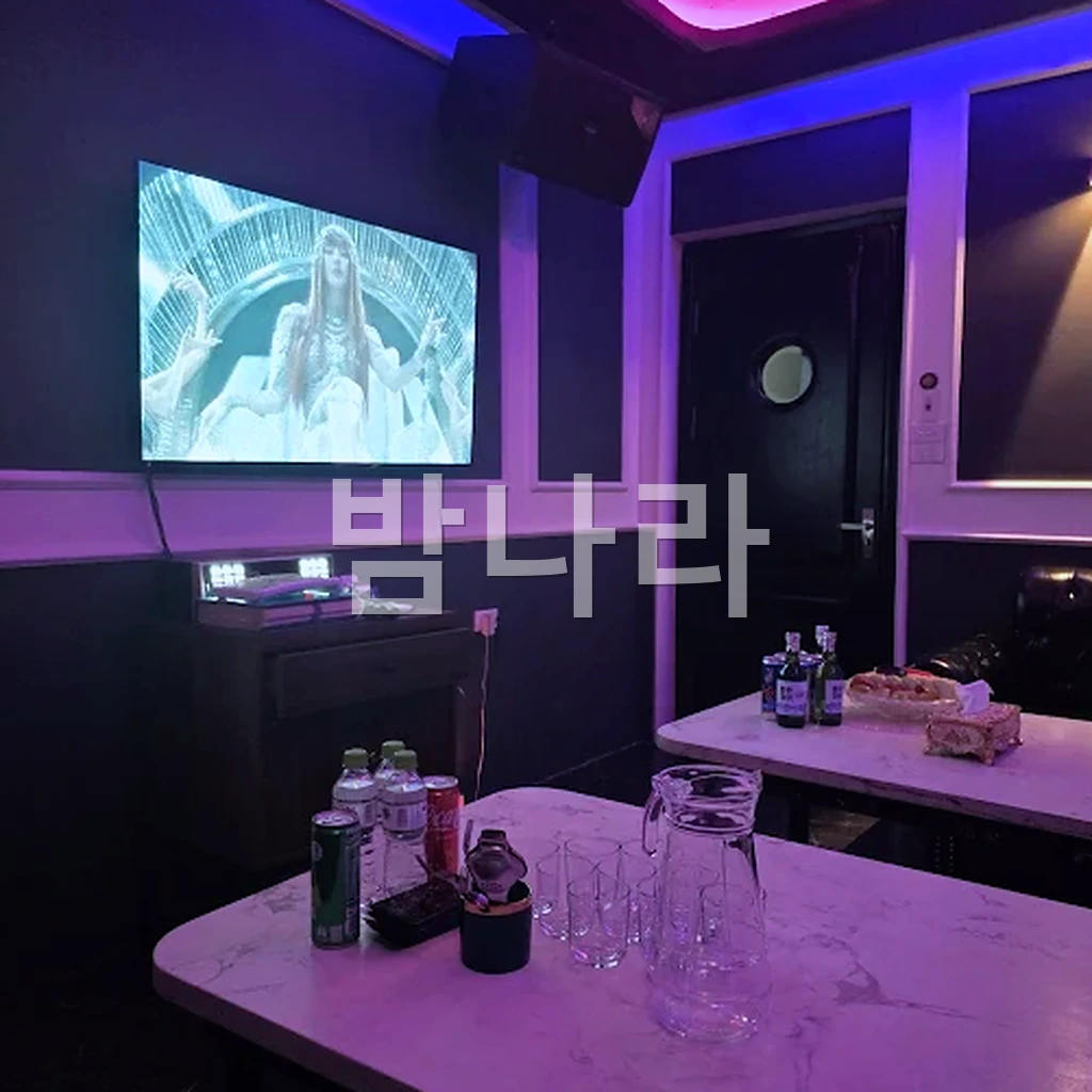 하노이 VVS 가라오케 룸 내부 소파와 대형 화면