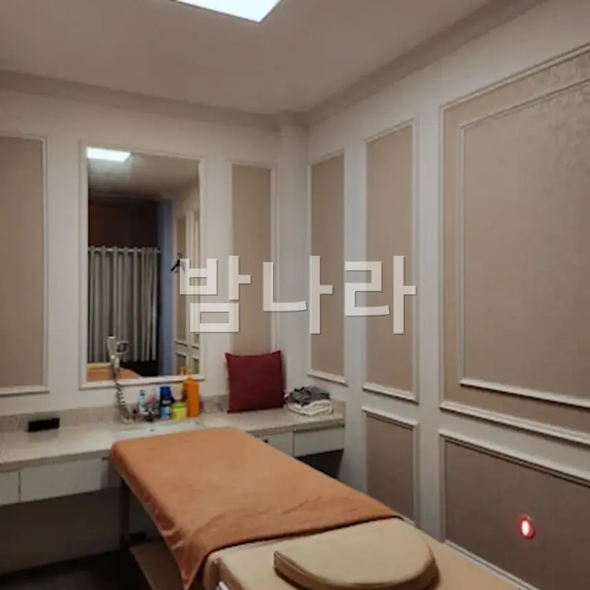 하노이 이발관 바버12 골목 입구 독채 외관
