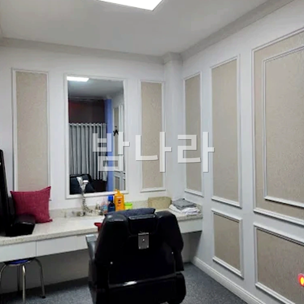 하노이 이발관 바버12 독채 내부 대기 공간