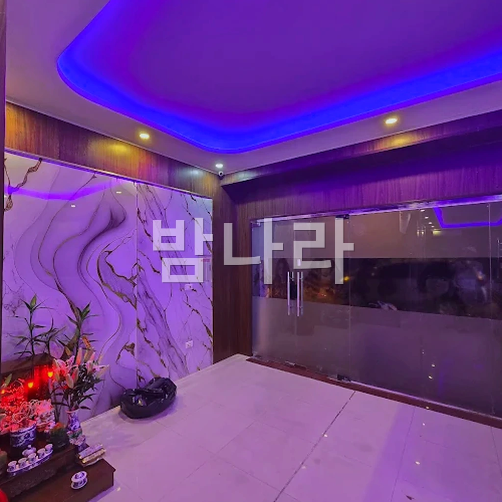 하노이 디살롱 마사지 붉은 조명 술자리 공간