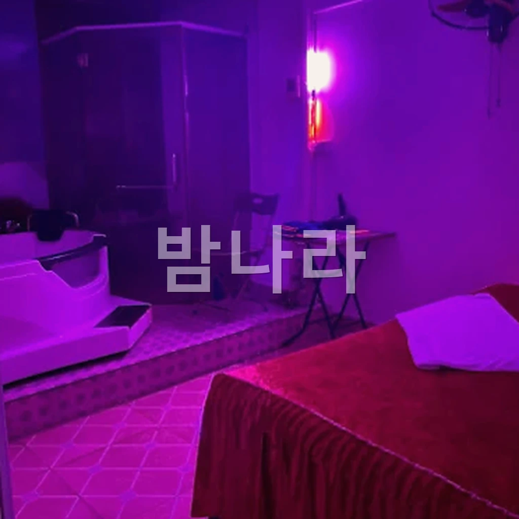 하노이 오스카 누루 마사지 야간 외관과 간판