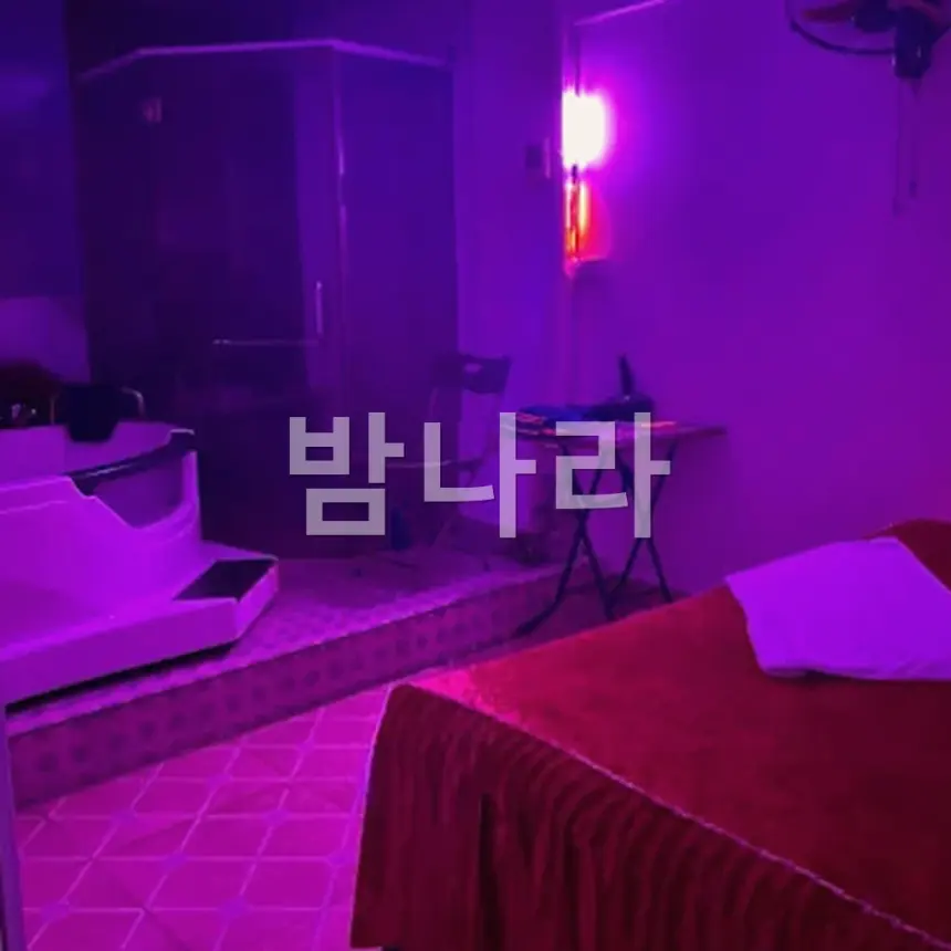 하노이 오스카 누루 마사지 야간 외관과 간판