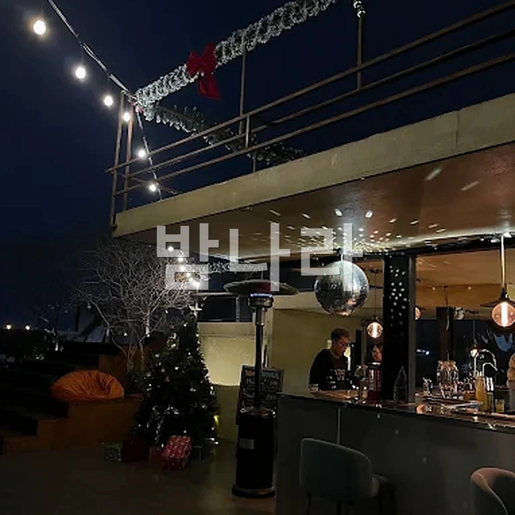 하노이 언뮤트 창고 개조 인더스트리얼 인테리어와 감각적 조명