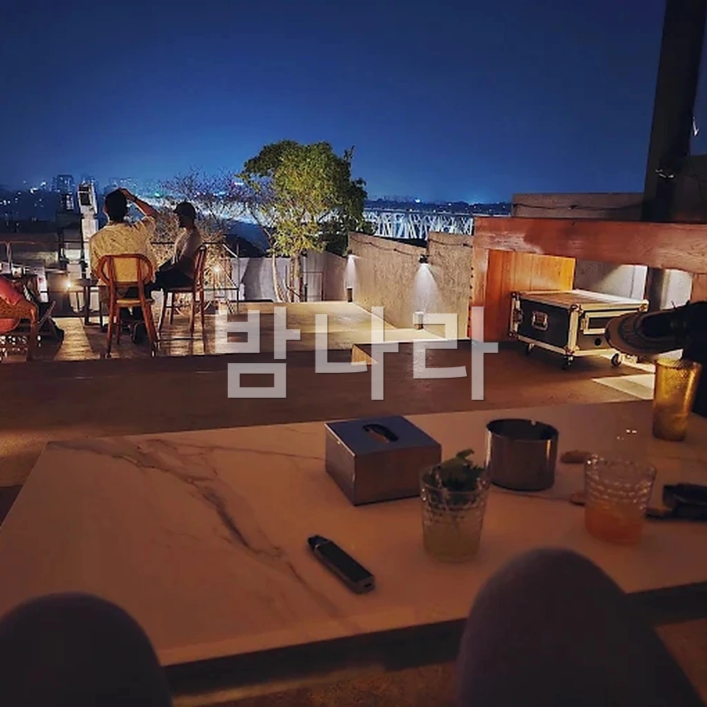 하노이 언뮤트 루프탑 테이블과 시그니처 칵테일, 야경 라운지 분위기