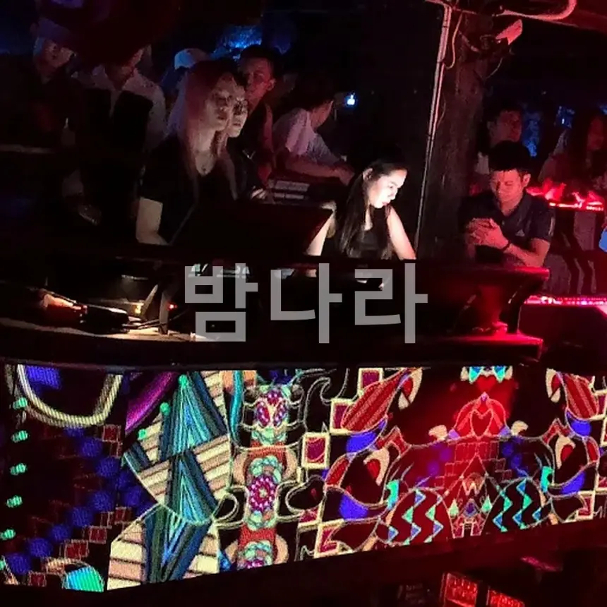 하노이 1900 르 떼아뜨르 무대 위 DJ 부스와 공연 조명