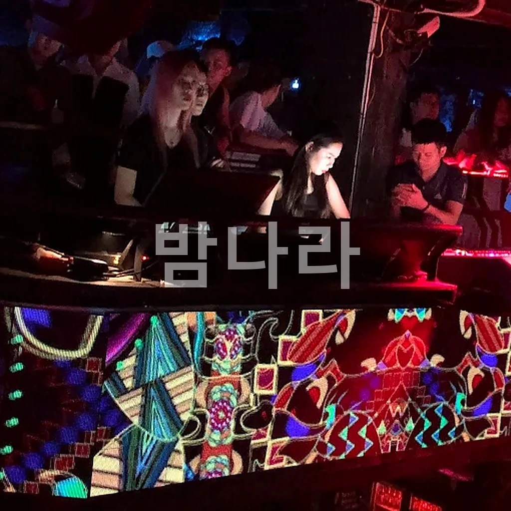 하노이 1900 르 떼아뜨르 무대 위 DJ 부스와 공연 조명