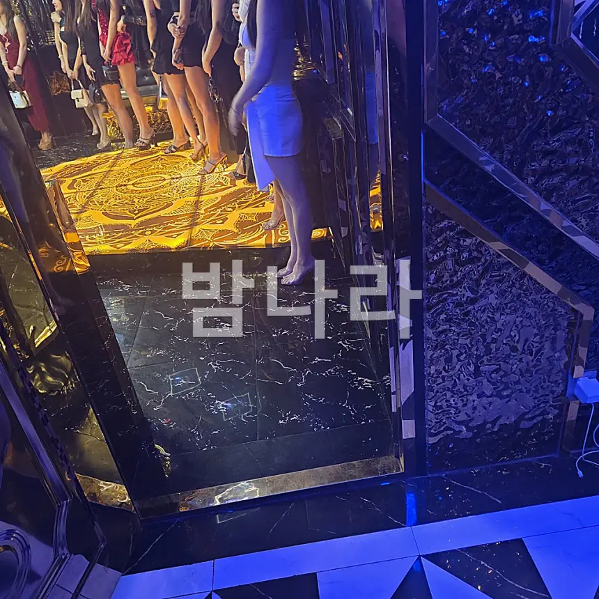 나트랑 아노바 가라오케 VIP 룸 내부 — 골드·블루 톤 소파와 테이블, 대형 화면이 갖춰진 노래방 좌석