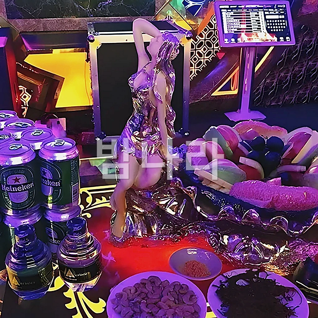 나트랑 아바타 가라오케 보라색 조명의 룸 무대