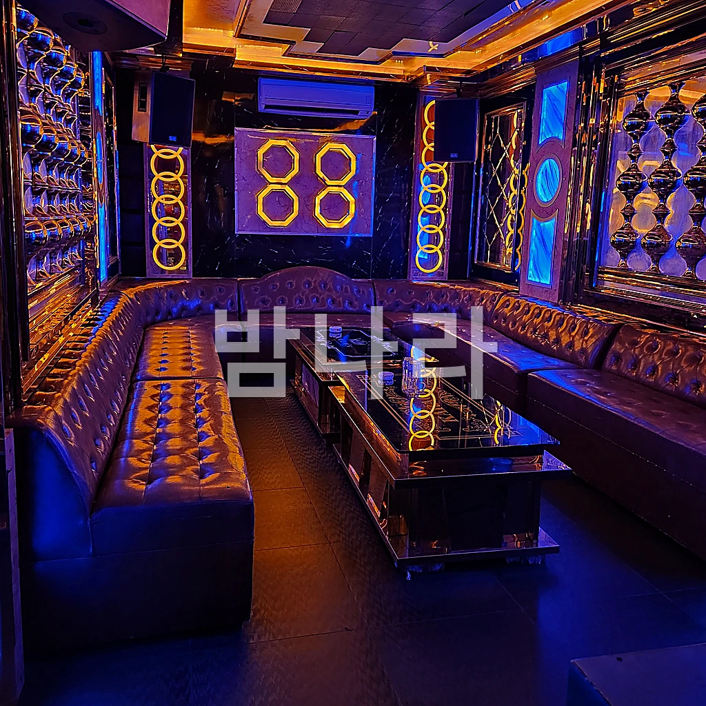나트랑 크라운 가라오케 네온 사인이 있는 룸 내부