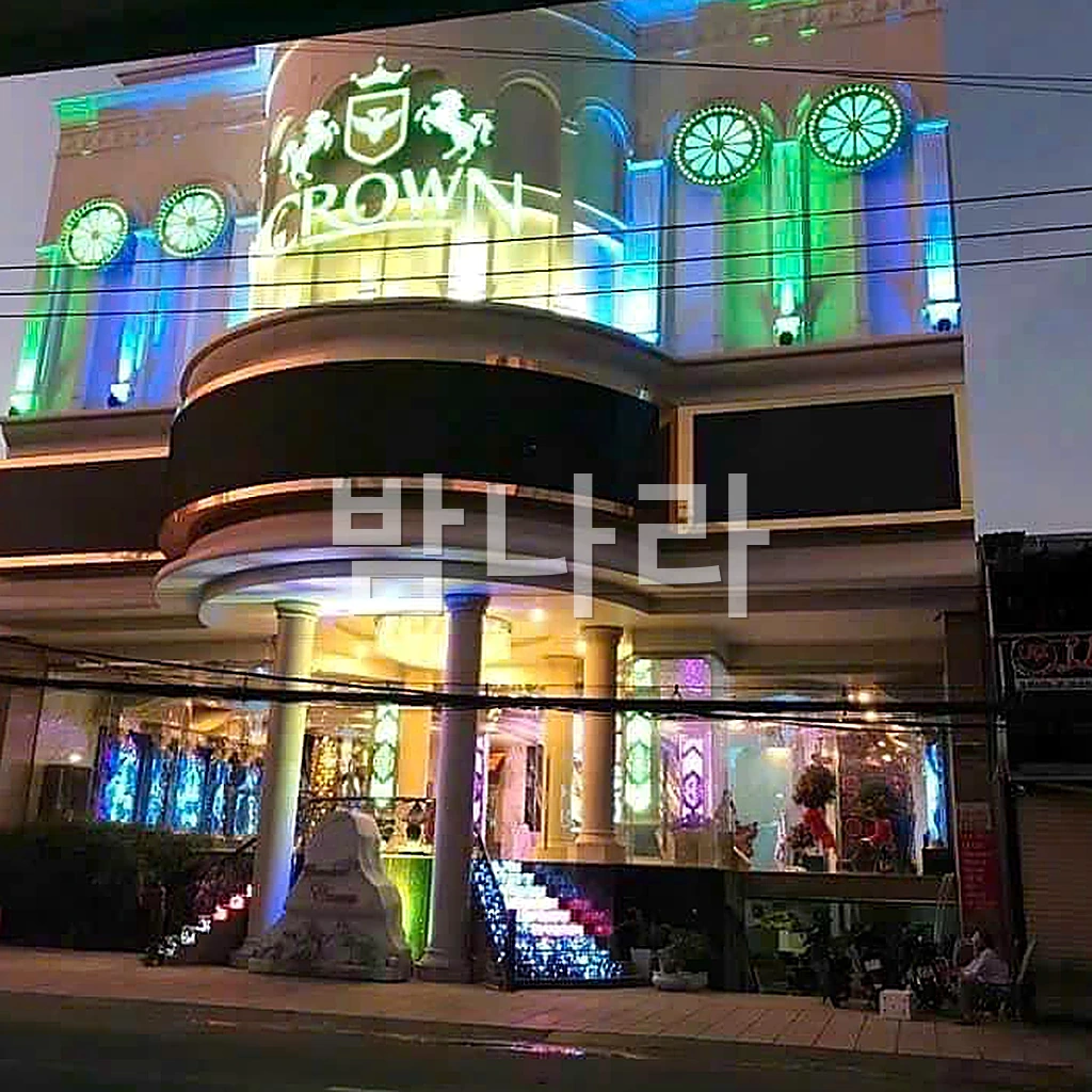 나트랑 크라운 가라오케 황금빛으로 꾸며진 로비와 계단