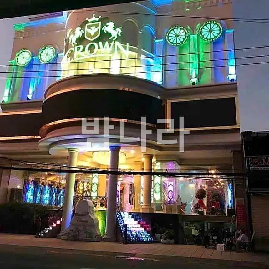 나트랑 크라운 가라오케 황금빛으로 꾸며진 로비와 계단