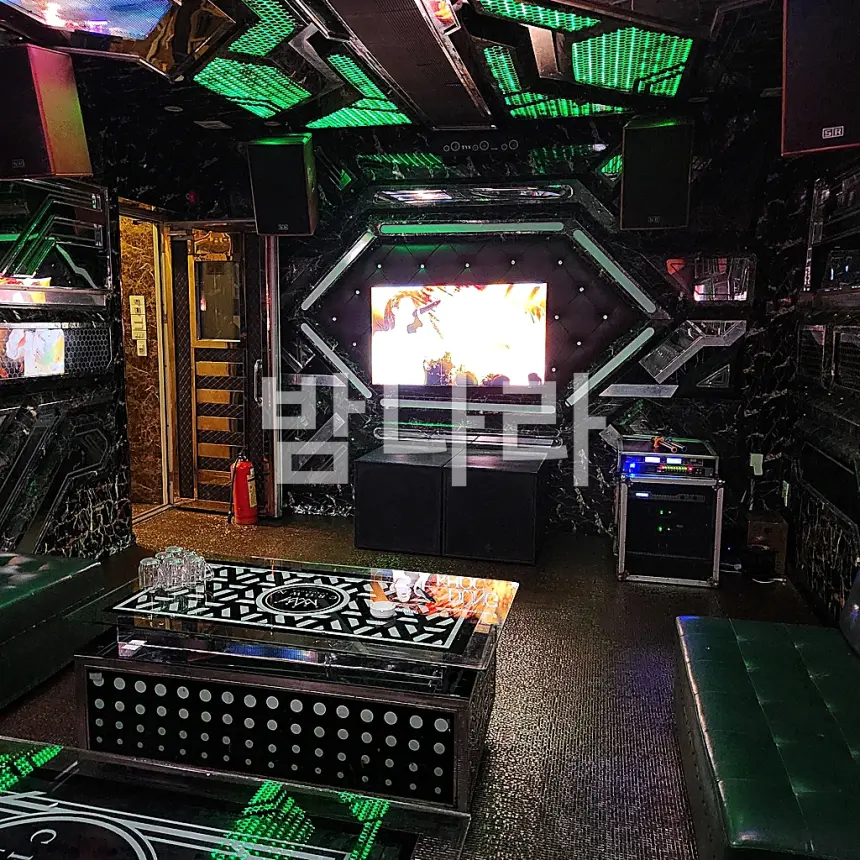 나트랑 크라운 가라오케 룸 내 노래방 조작 장비