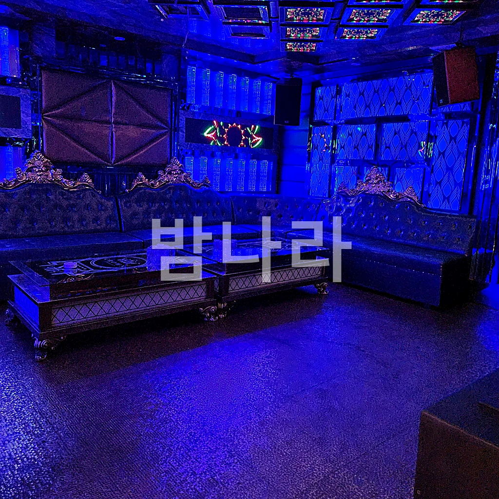 나트랑 크라운 가라오케 블루 톤 조명의 룸 좌석