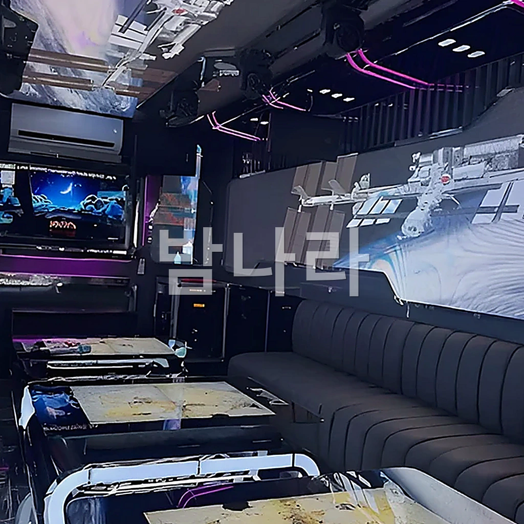 나트랑 두바이 가라오케 (테이블 세팅과 파란 조명 룸)
