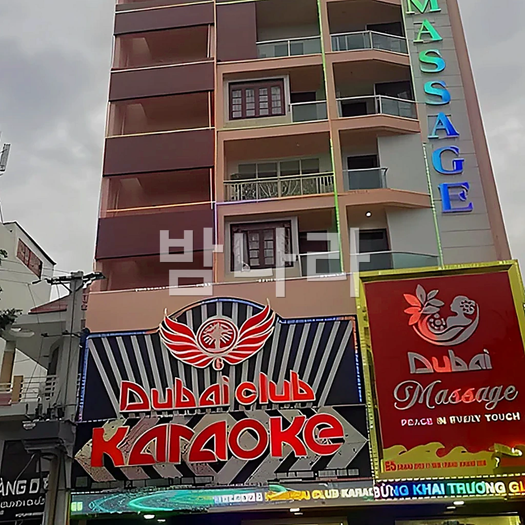 나트랑 두바이 가라오케 (조명 장식이 들어간 룸 벽면)