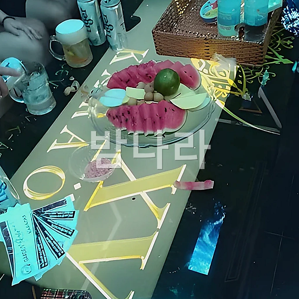 나트랑 킹덤 가라오케 천장 조명과 좌석이 배치된 룸 전경