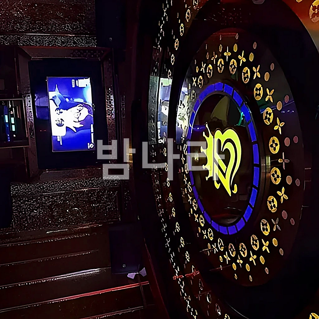 나트랑 리버티 가라오케 (리버티 로고·브랜드 엠블럼)