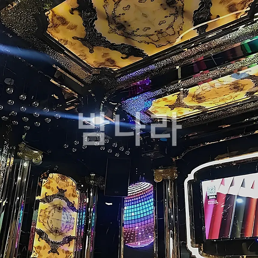 나트랑 스카이 가라오케 건물 외관과 야간 조명 입구 전경