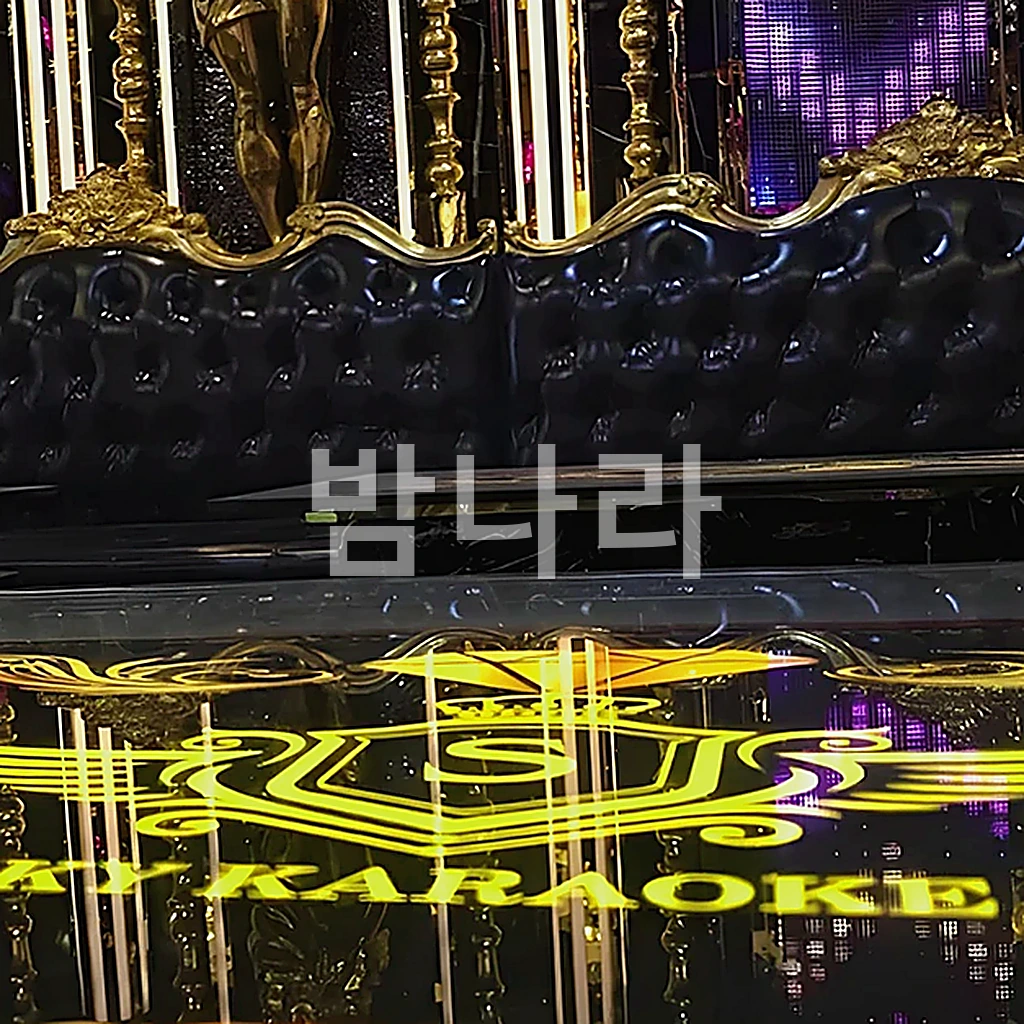 나트랑 스카이 가라오케 룸 내부 소파와 노래방 좌석