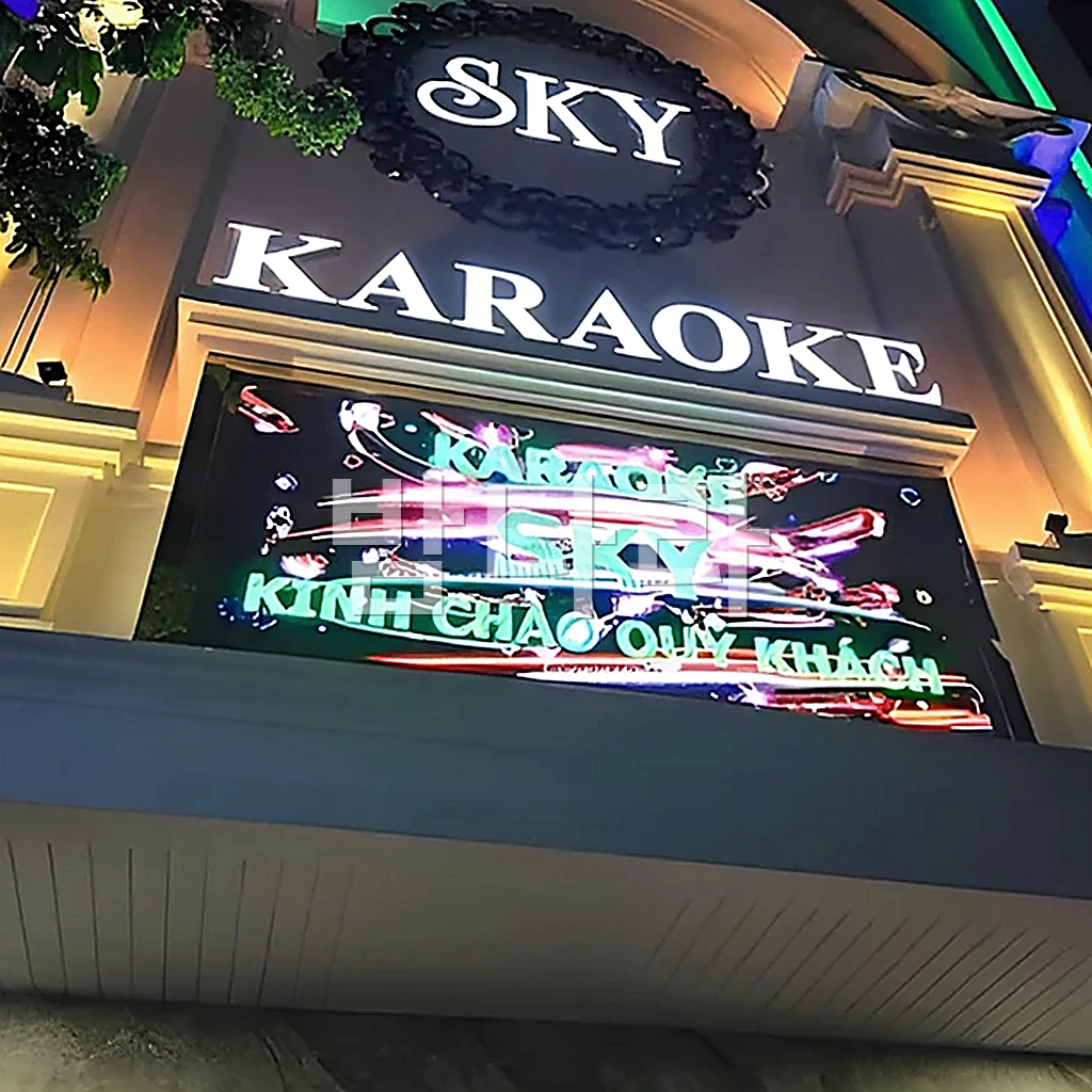 나트랑 스카이 가라오케 KARAOKE 간판과 대형 스크린 무대