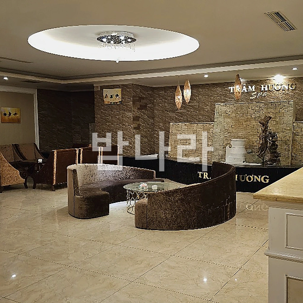나트랑 체리 스파 입구 안쪽 대기 라운지와 소파