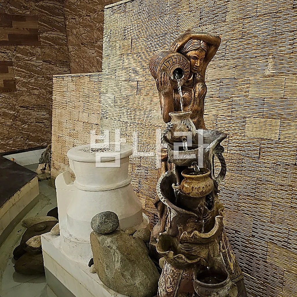 나트랑 체리 스파 입구 장식 기둥과 외관 진입 분위기