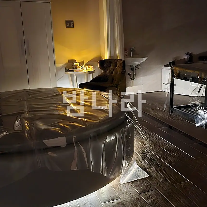 나트랑 체리 스파 룸 내 대형 원형 자쿠지 욕조