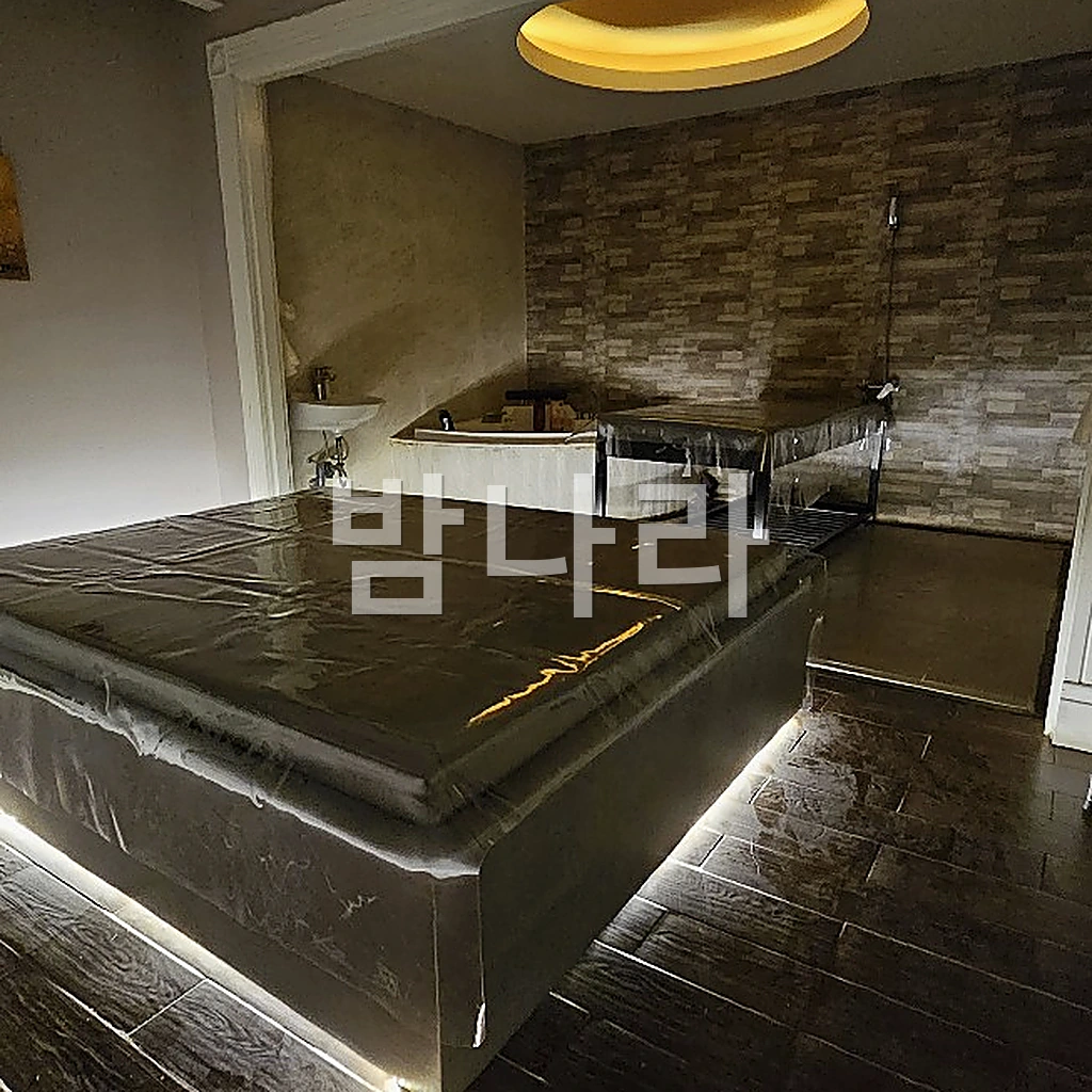 나트랑 체리 스파 마사지 매트와 베드가 놓인 룸