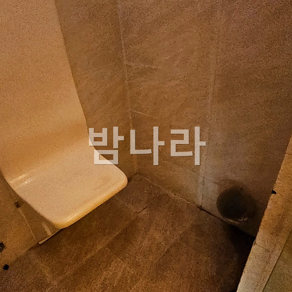 나트랑 체리 스파 대리석 베드가 있는 욕실 공간
